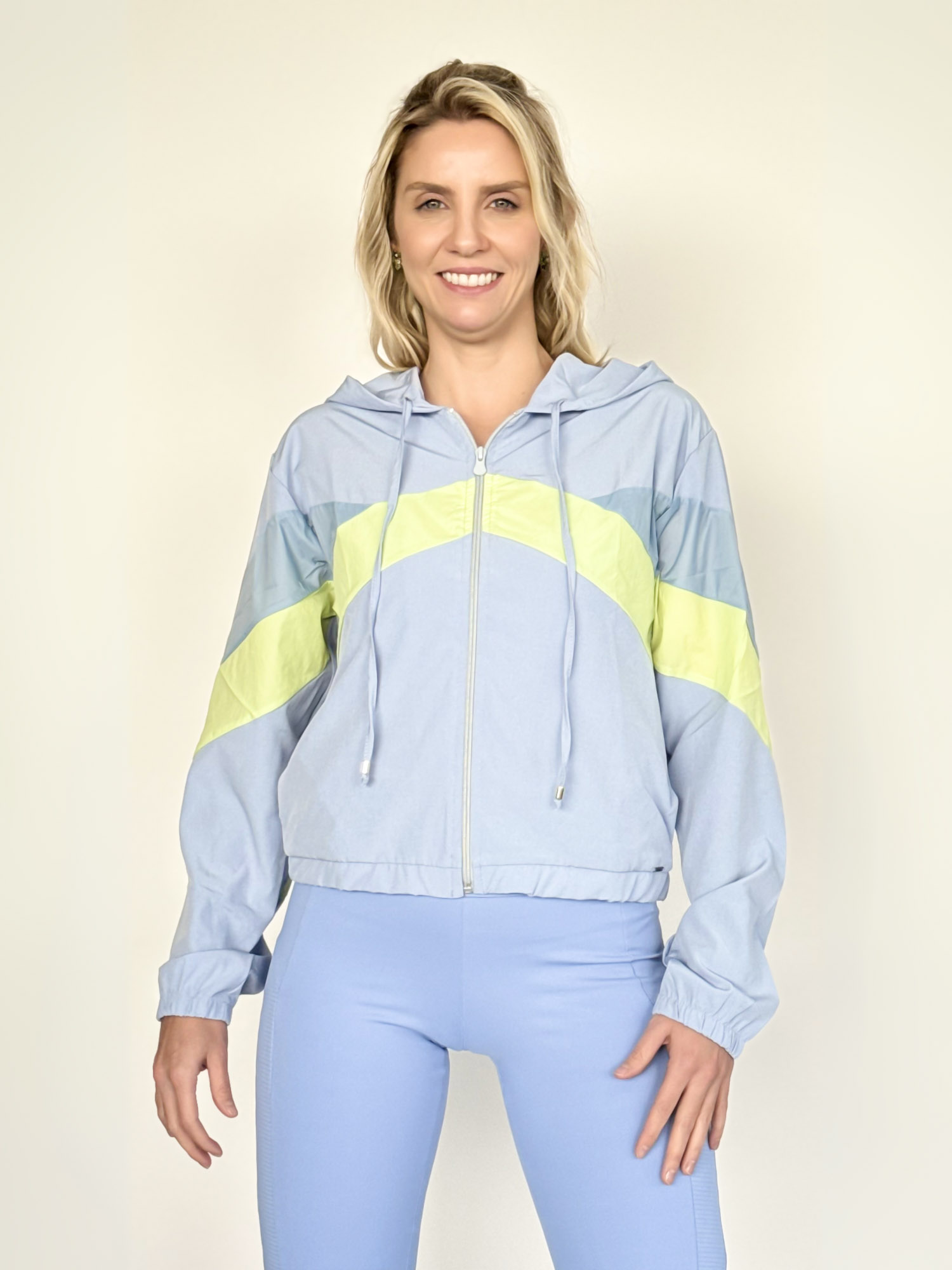 Chaqueta cortavientos deportiva con gorro y cierre de mujer