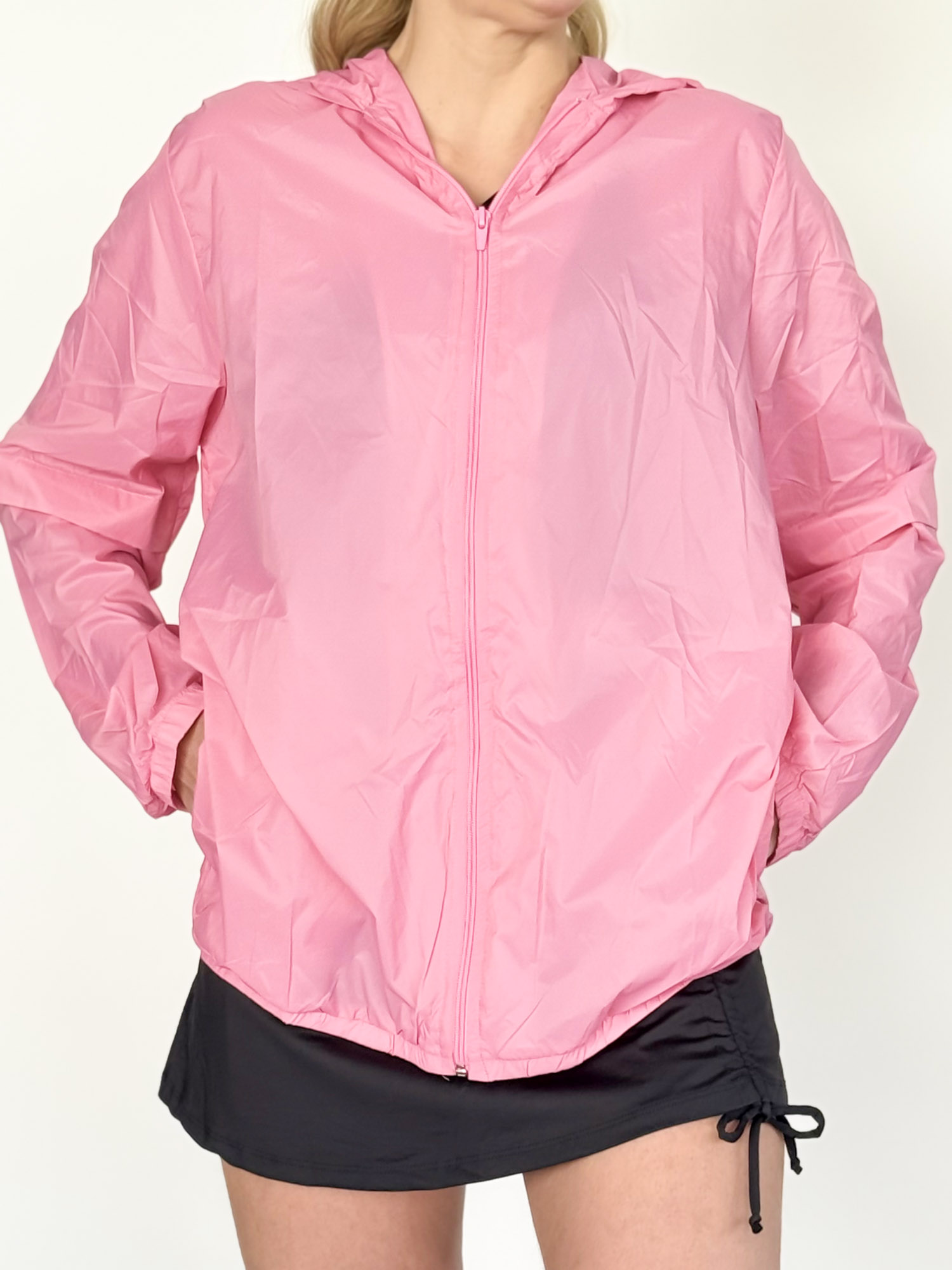 Chaqueta cortavientos de mujer deportiva con gorro y cierre color rosado