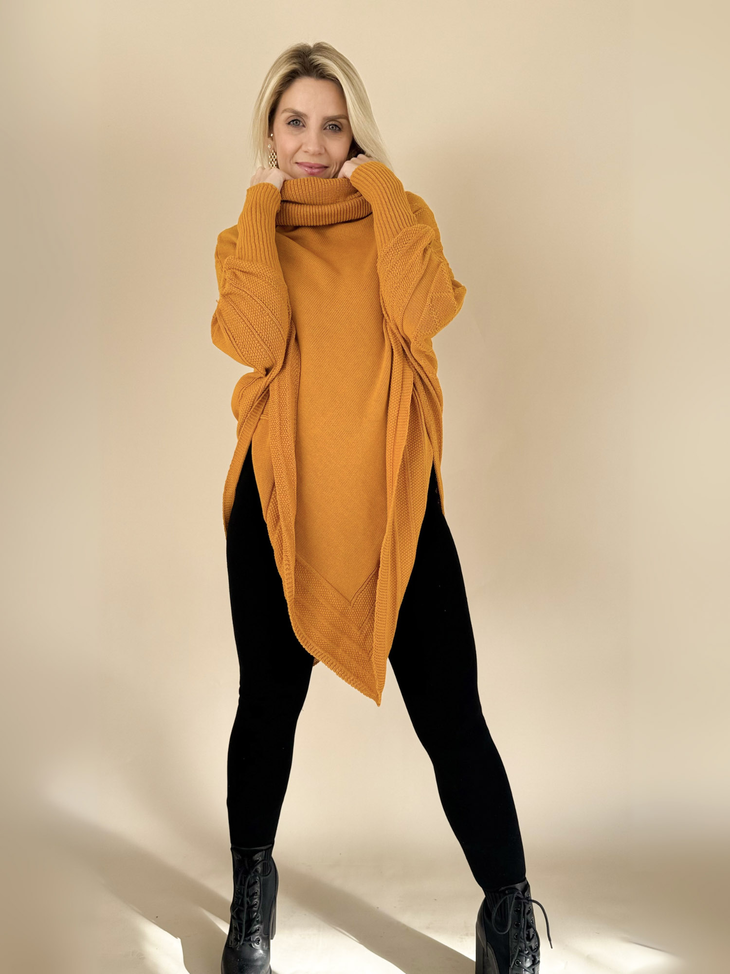 Poncho cuello alto con puños y terminación en punta