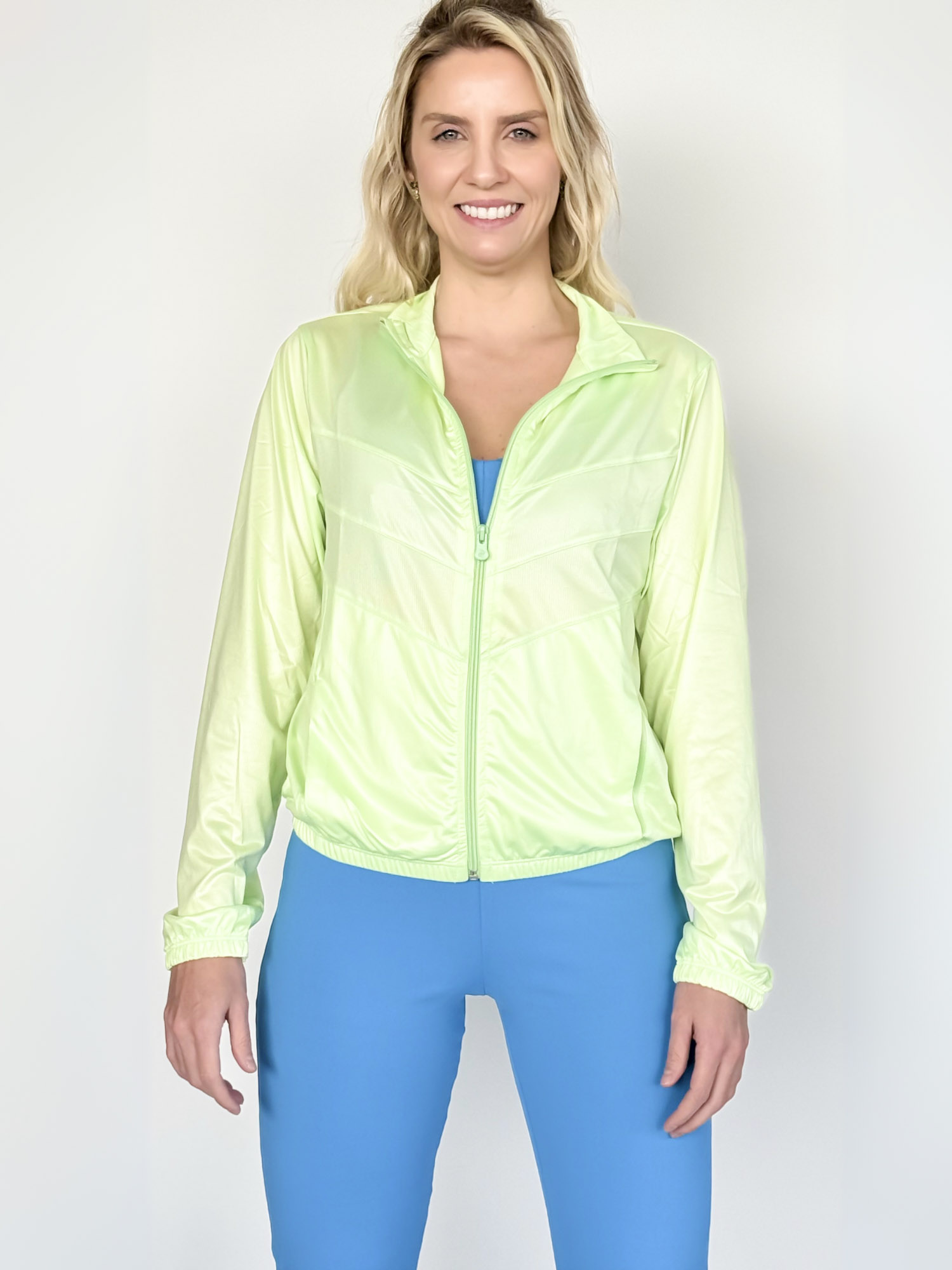 Chaqueta cortavientos de mujer deportiva con cierre y bolsillo color verde