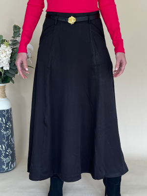 Falda larga sofisticada color negra con cinturón y bolsillos