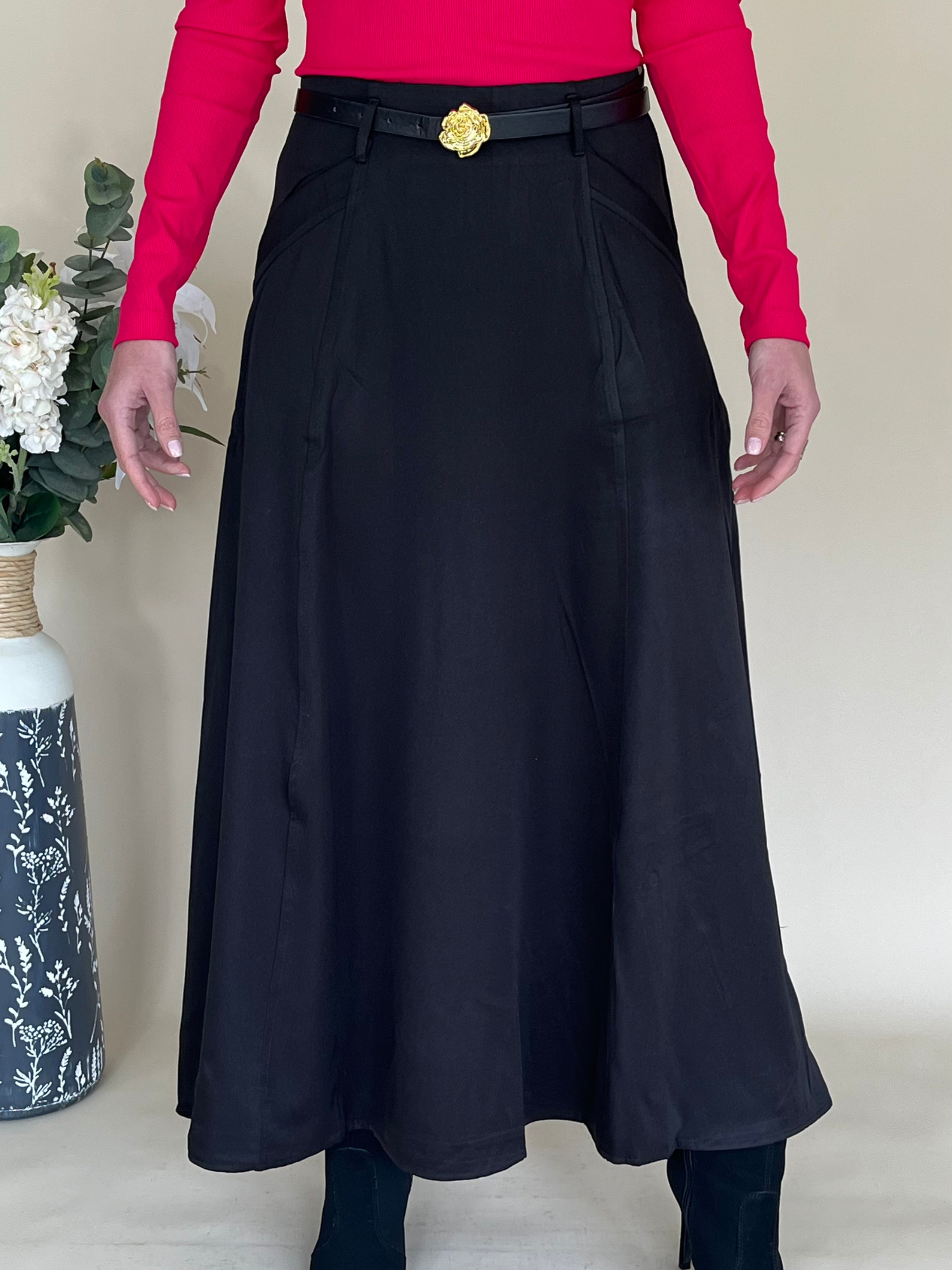 Falda larga sofisticada color negra con cinturón y bolsillos