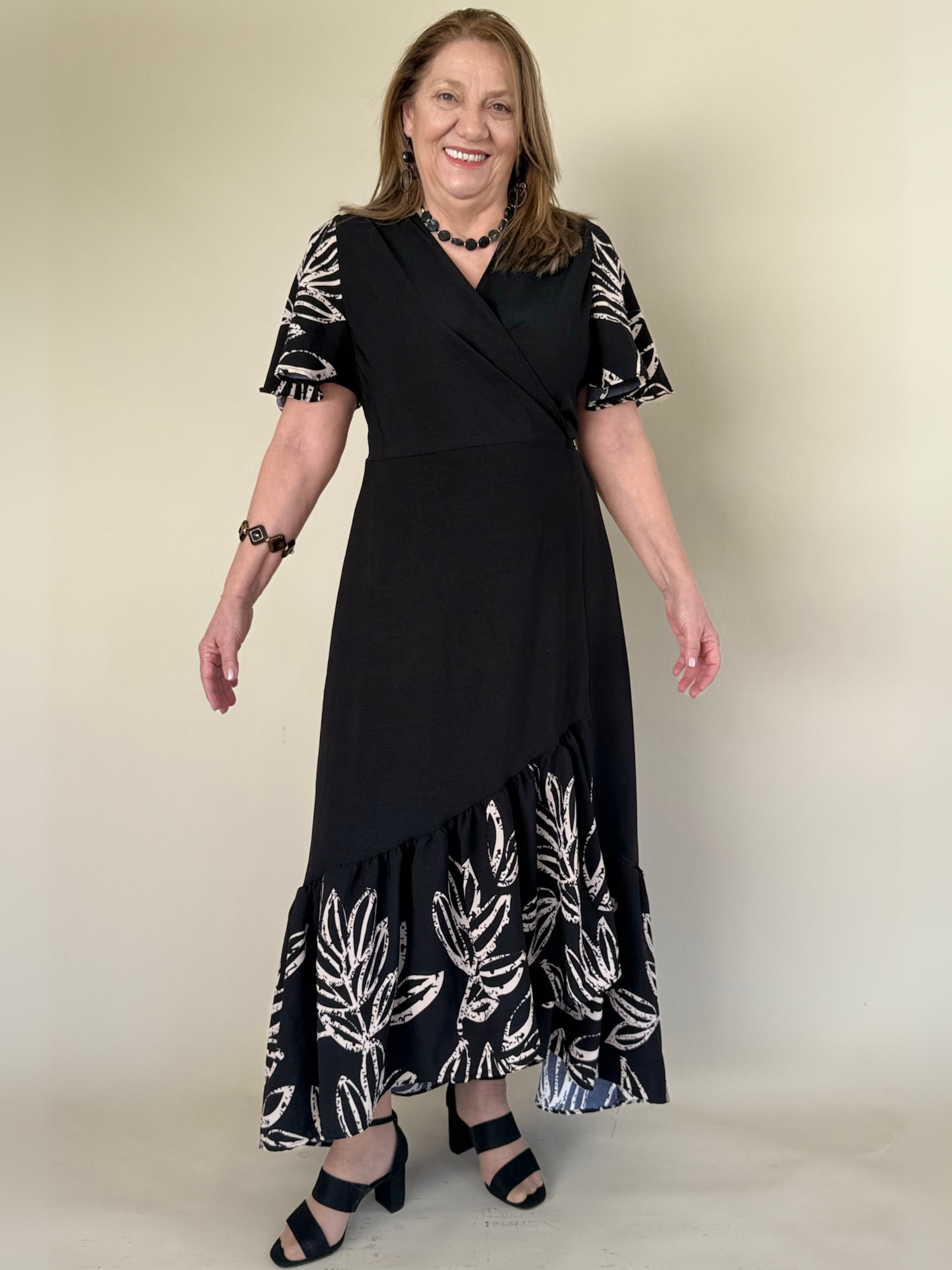 Vestido cruzado largo color negro con estampado hojas manga y base