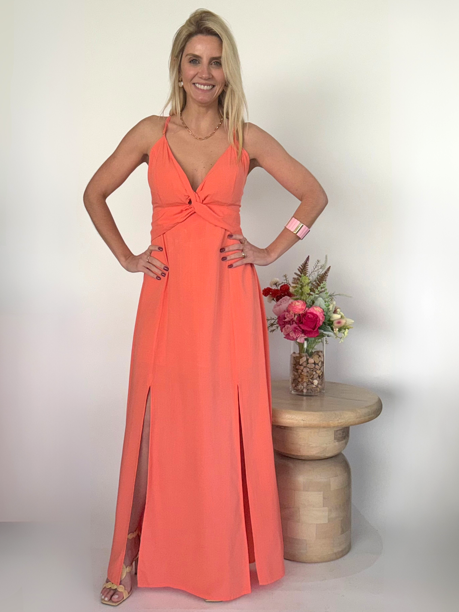 Vestido largo coral luminoso con girante delantero en escote y aberturas piernas