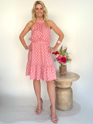 Vestido corto sin mangas rosa estampado lunares y lazo en cintura