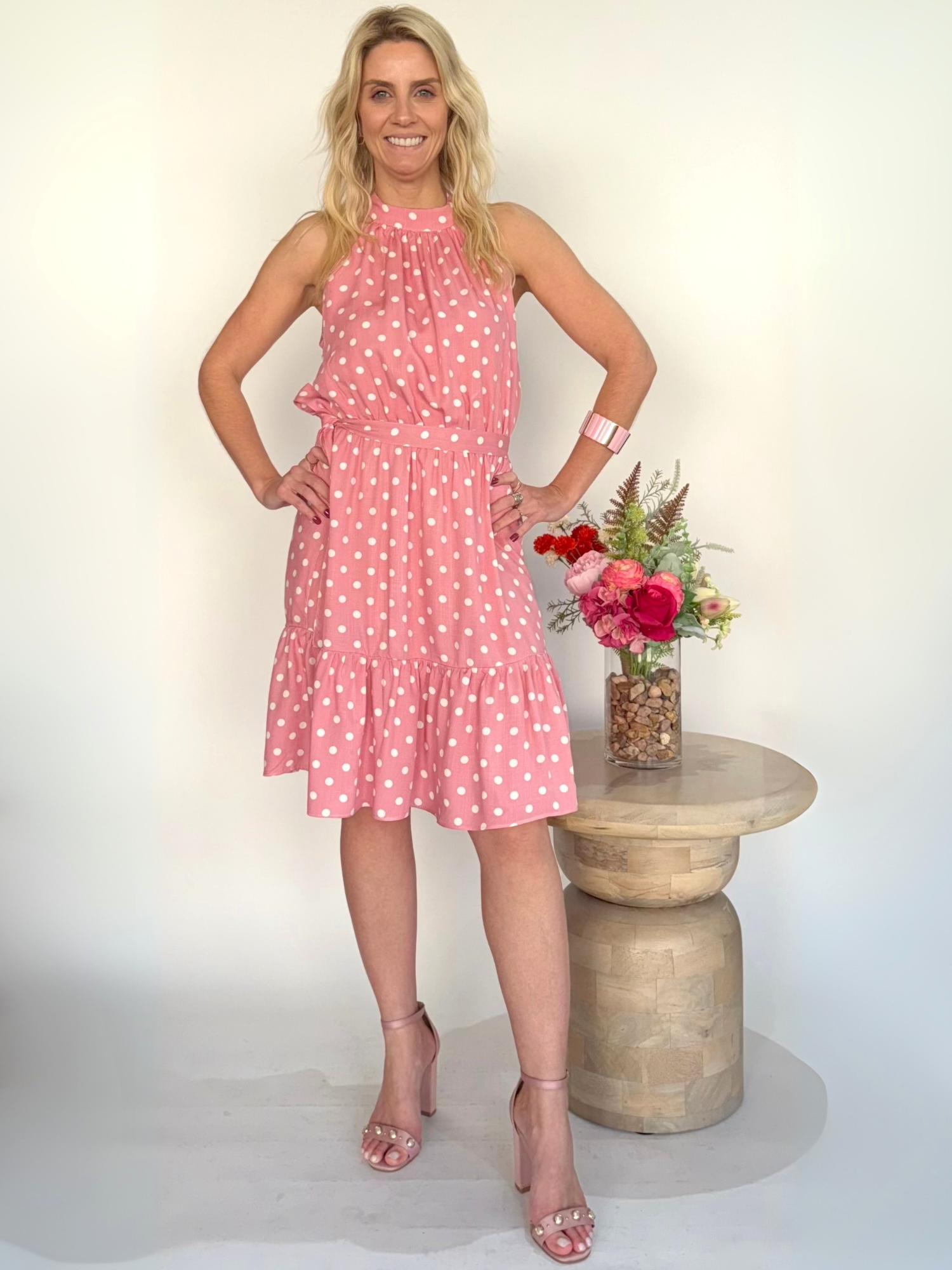 Vestido corto sin mangas rosa estampado lunares y lazo en cintura