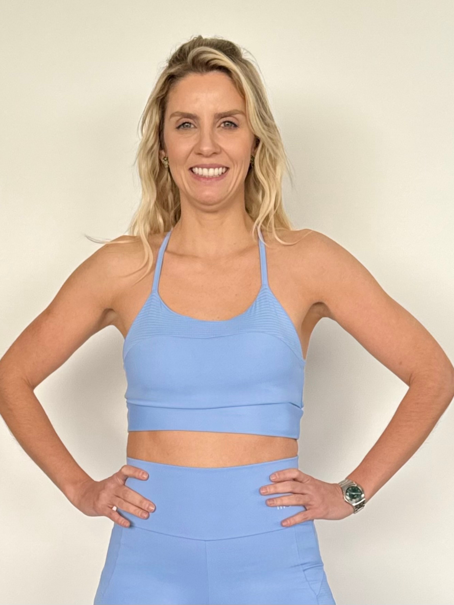 Top deportivo Manly celeste con aplicacion tela malla espalda