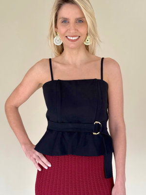 Top corte campana negro con cinturon hebilla dorada lateral y tirantes