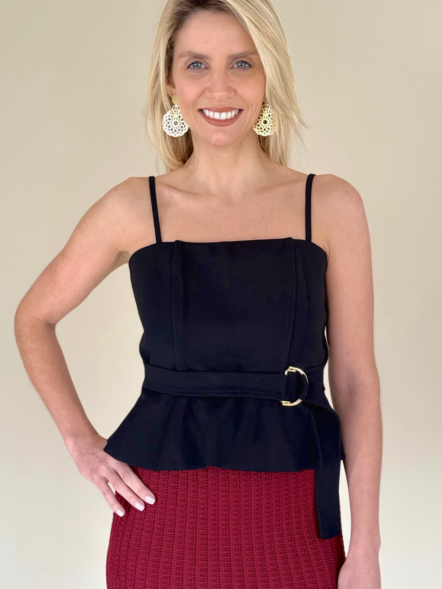 Top corte campana negro con cinturon hebilla dorada lateral y tirantes