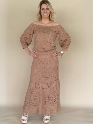 Conjunto tejido de falda larga y polera manga 3/4 sin hombros color capuccino