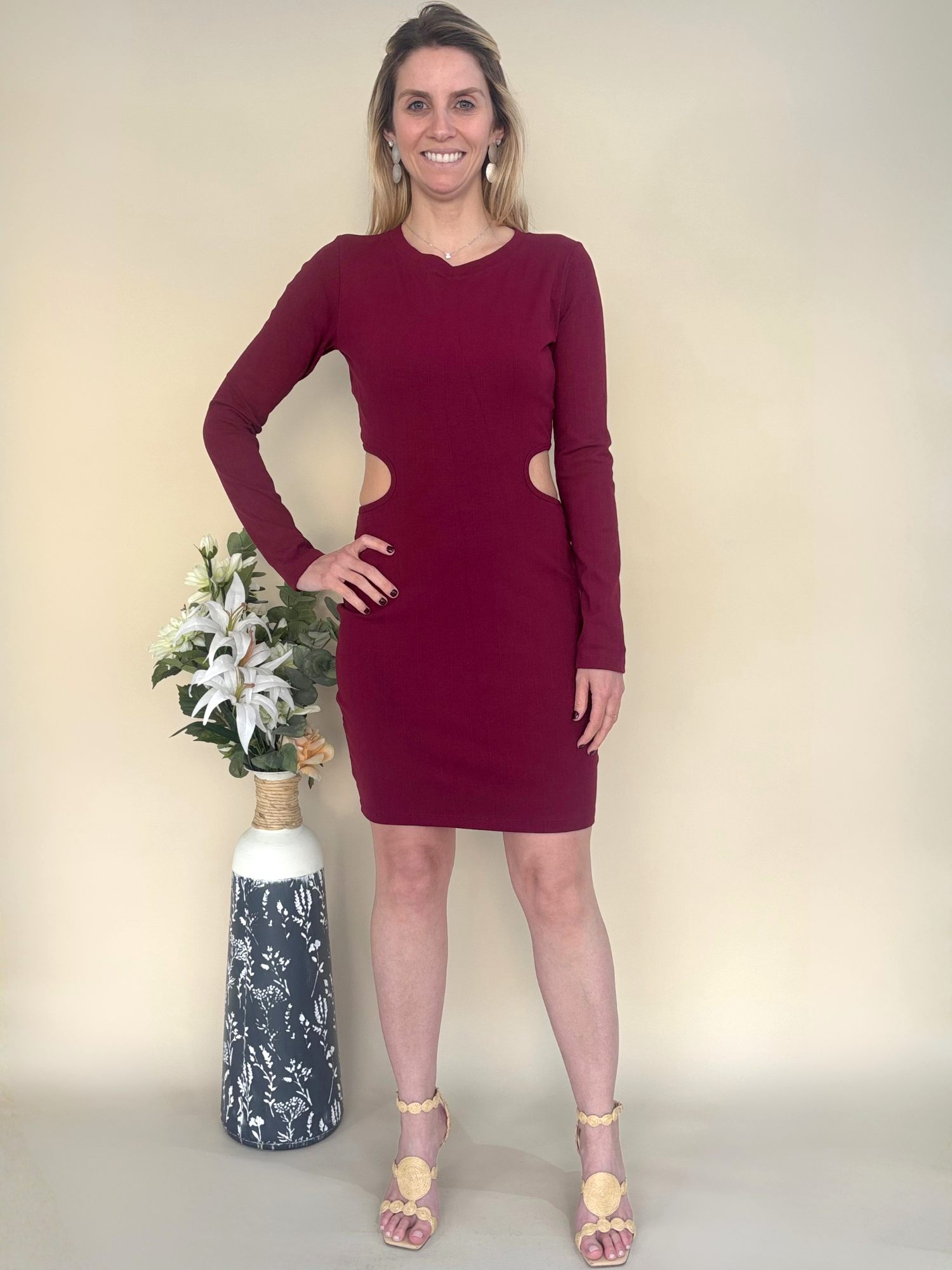 Vestido Bali corto color burdeo con diseño cortes laterales en cintura