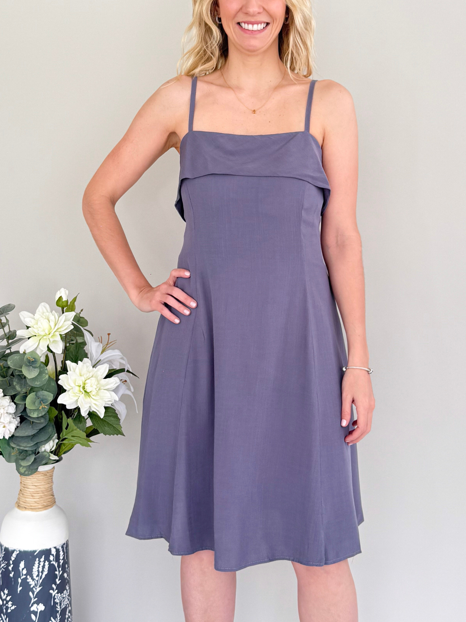 Vestido fresco acampanado con bolsillos, volante y tirantes finos color gris