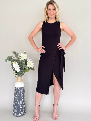 Vestido color negro entallado sin mangas - cierre cruzado abertura en pierna