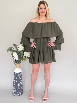 Vestido de falda short con mangas - hombros descubiertos y volantes color verde musgo