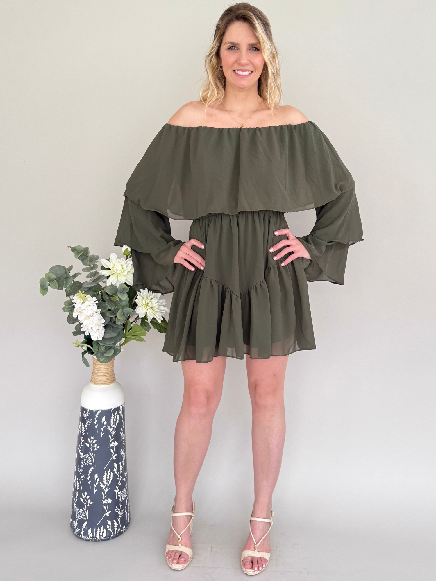 Vestido de falda short con mangas - hombros descubiertos y volantes color verde musgo