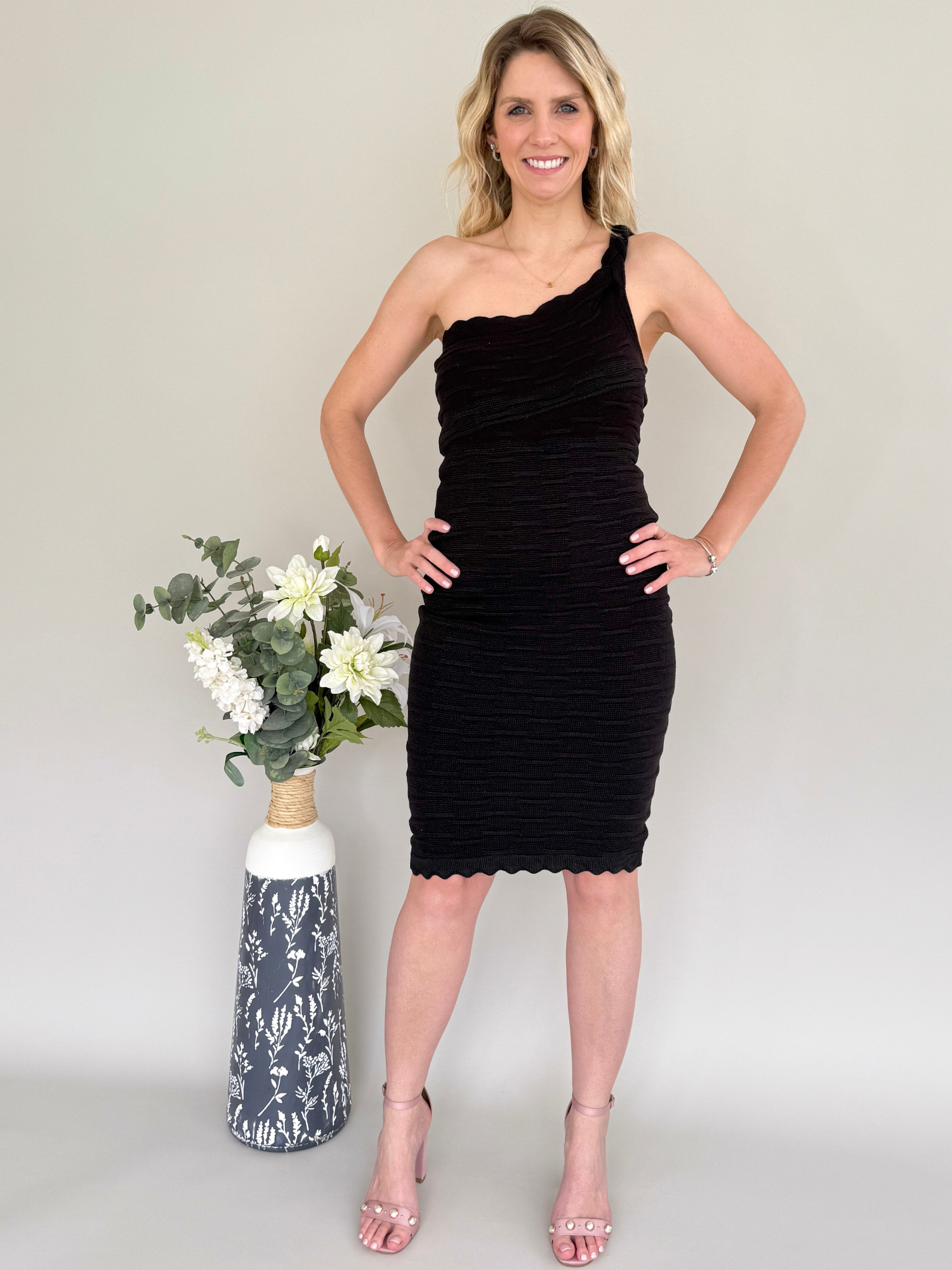 Vestido ajustado de punto fino con tirante a un hombro color negro