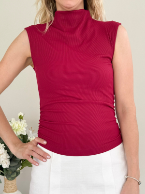 Polera elasticada sin mangas de cuello alto pinzas en hombros color rojo