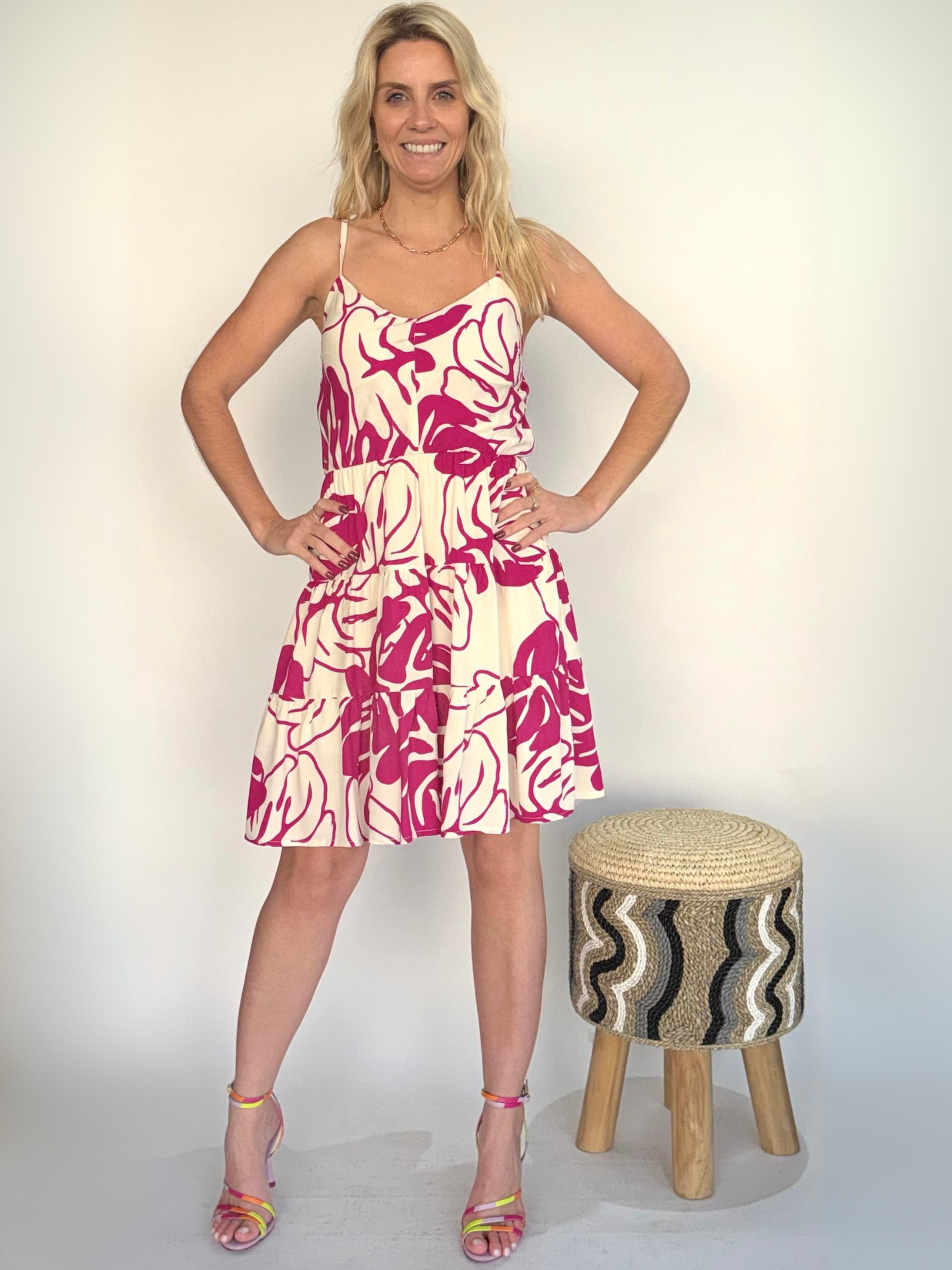 Vestido corto blanco con tirantes finos estampado hojas burdeo