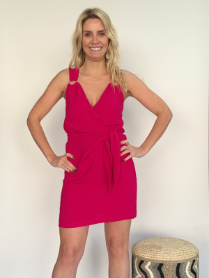 Vestido corto fucsia con amarre lateral cruzado tirantes con argolla