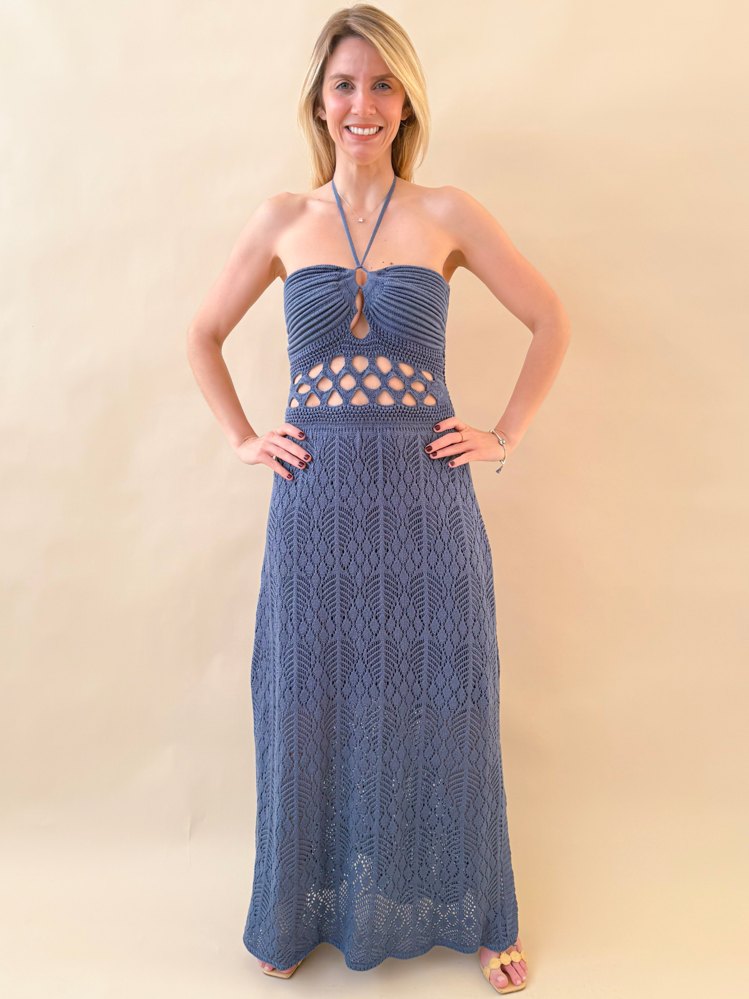 Vestido largo de punto hombros descubiertos y cuello halter color azul