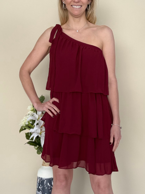 Vestido corto color burdeo de un solo hombro con detalle de volantes