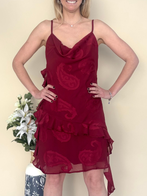 Vestido corto de tirantes finos y con volantes contorno lateral y falda color burdeo