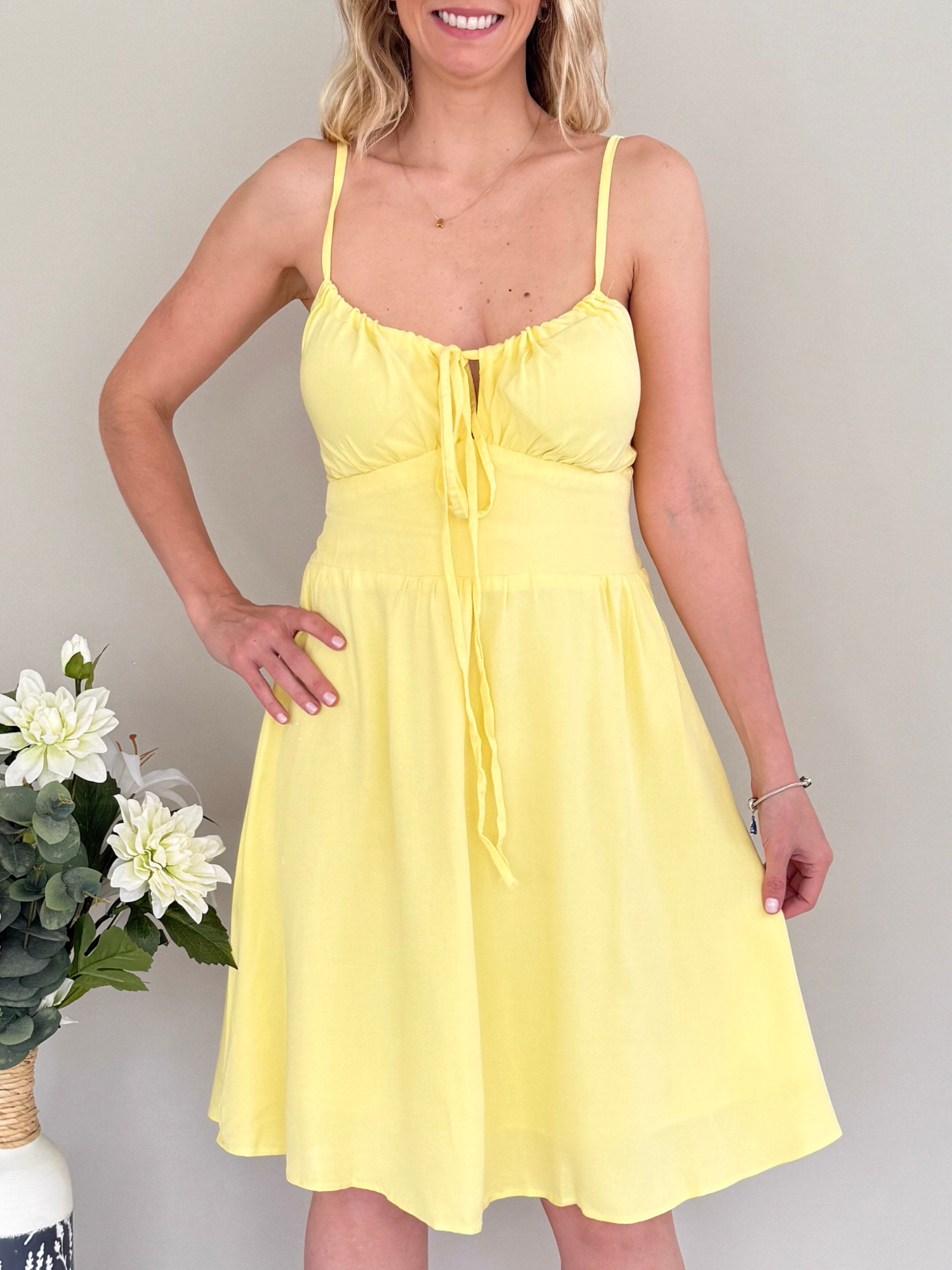 Vestido de verano color amarillo con finos tirantes - amarre en escote y cintura fruncida