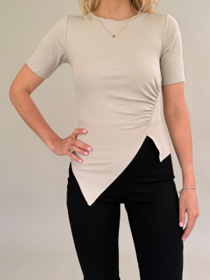 Polera manga corta lateral fruncido con termino en punta color gris