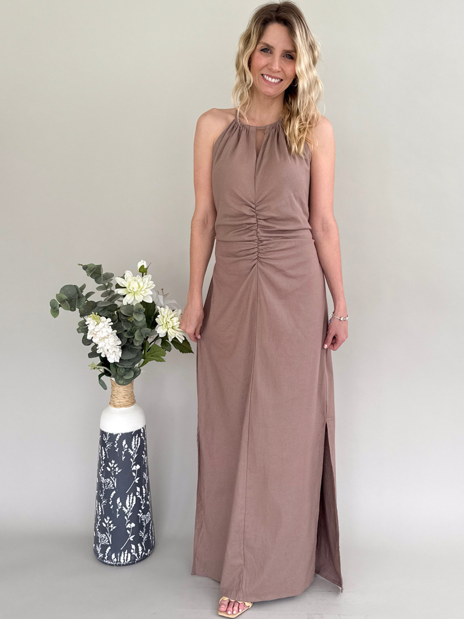 Vestido Largo Lino Moka Sublime con fruncido central y escote regulable con tirantes en cuello