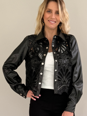 Chaqueta sobrecamisa ecocuero con encajes de flores color negra