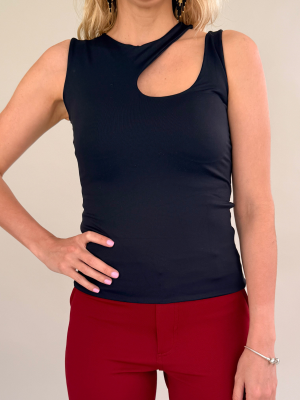 Polera Amy ajustada sin mangas diseño corte en hombro y espalda color negra