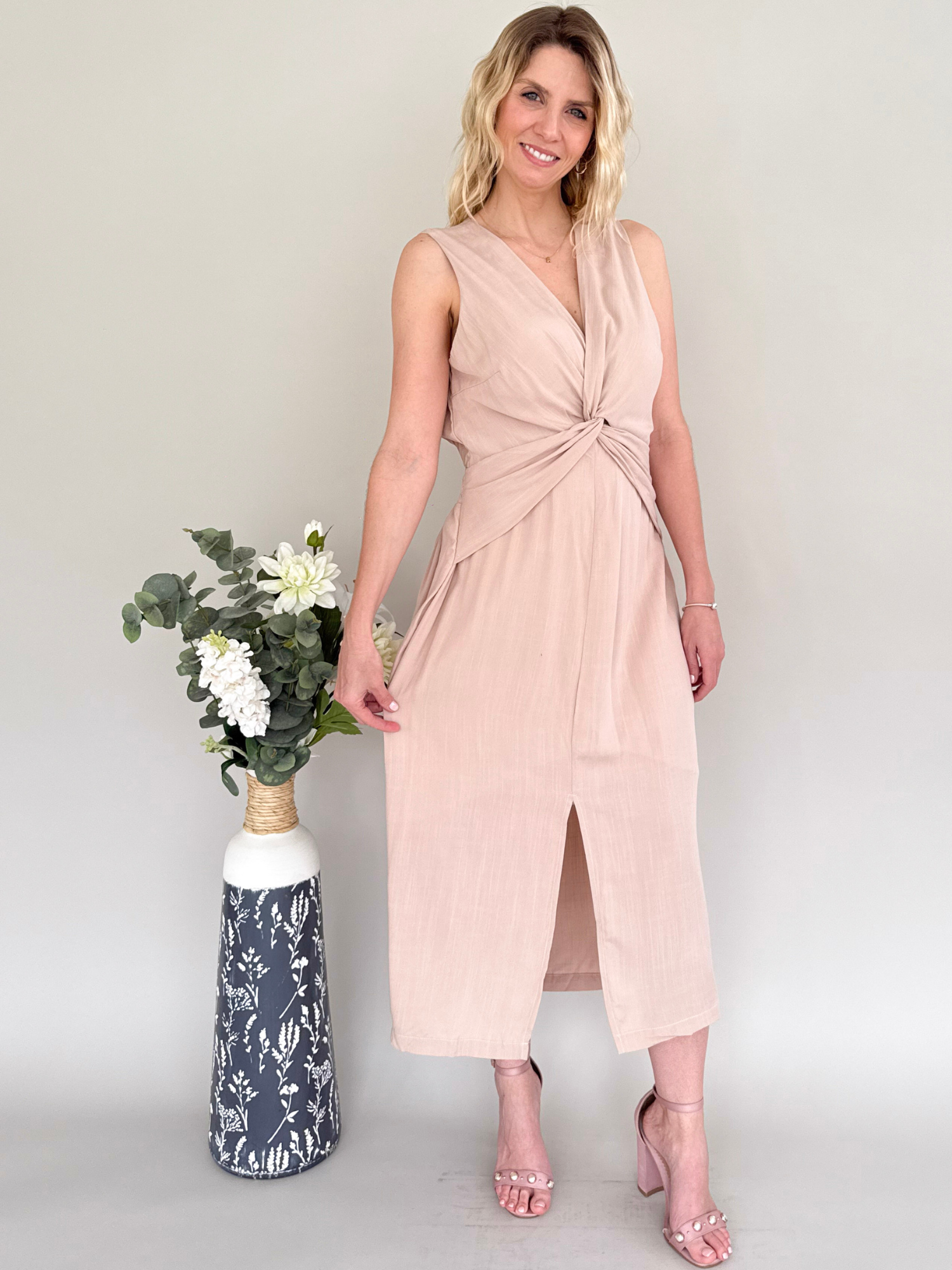 Vestido lino largo de corte cruzado y nudo en escote con tajo frontal color nude